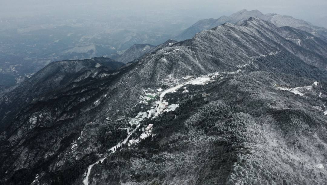 冰雪覆盖的庐山